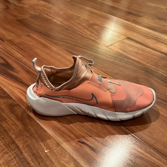 Nike tennis shoes, coral - Picture 3 of 7